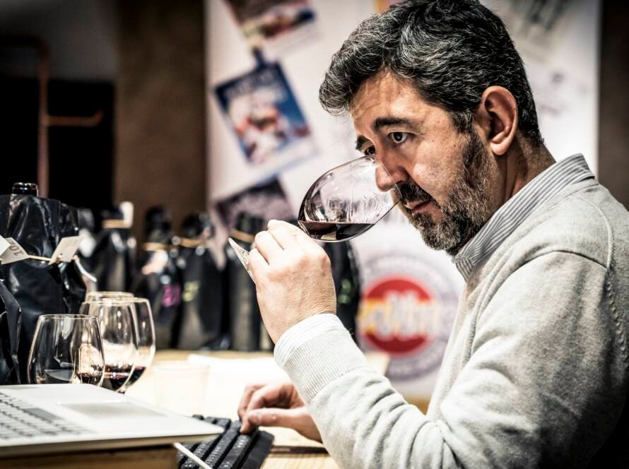 Joaquín Parra, experto en vino y creador de Wine Up, durante un evento de cata