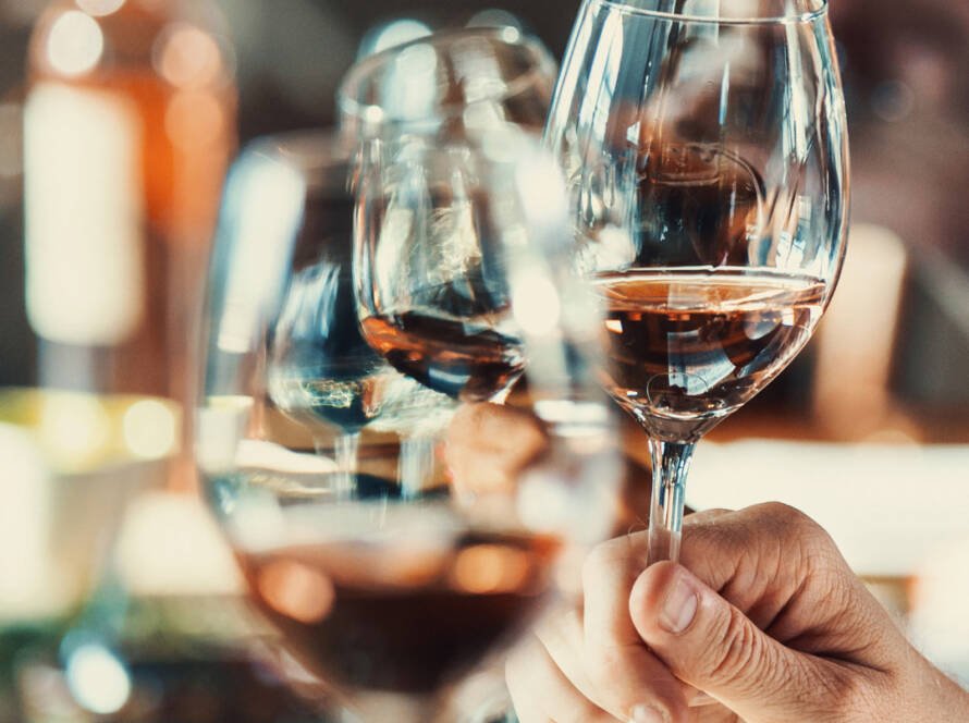 Sommelier seleccionando vinos para un restaurante según maridaje, carta y perfil del cliente